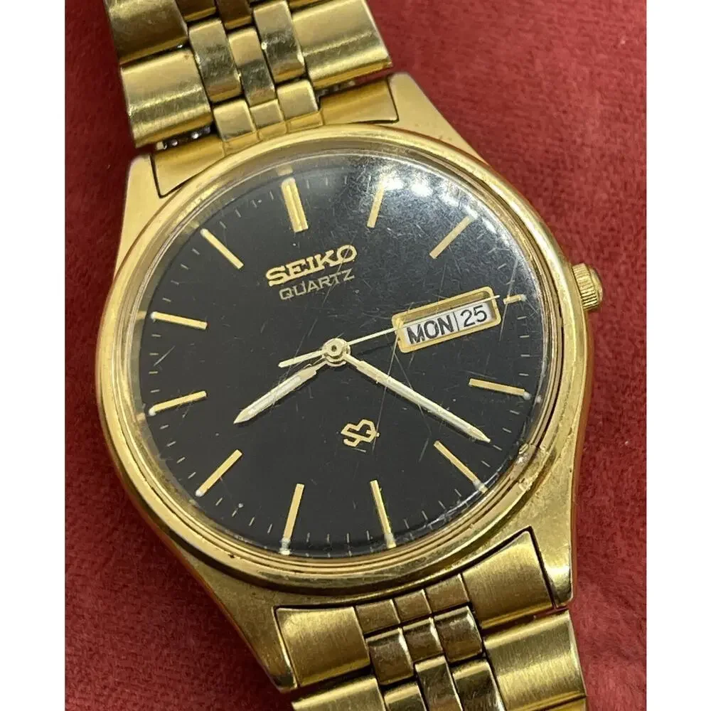 Vintage Seiko watch 5Y23-8049 Gold Tone Quartz SQ day/date Dead Battery Black
